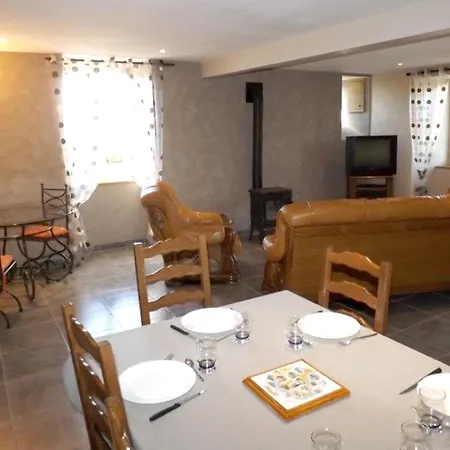 Ferienhaus Maison De 3 Chambres Avec Jardin Amenage A Anglards De Salers *